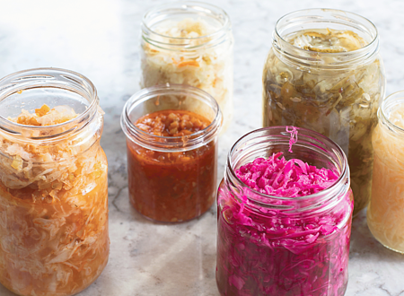 Fermentieren Gläser mit fermentiertem Gemüse