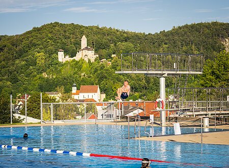 wasserszene-im-freibad-am-limes-kipfenberg